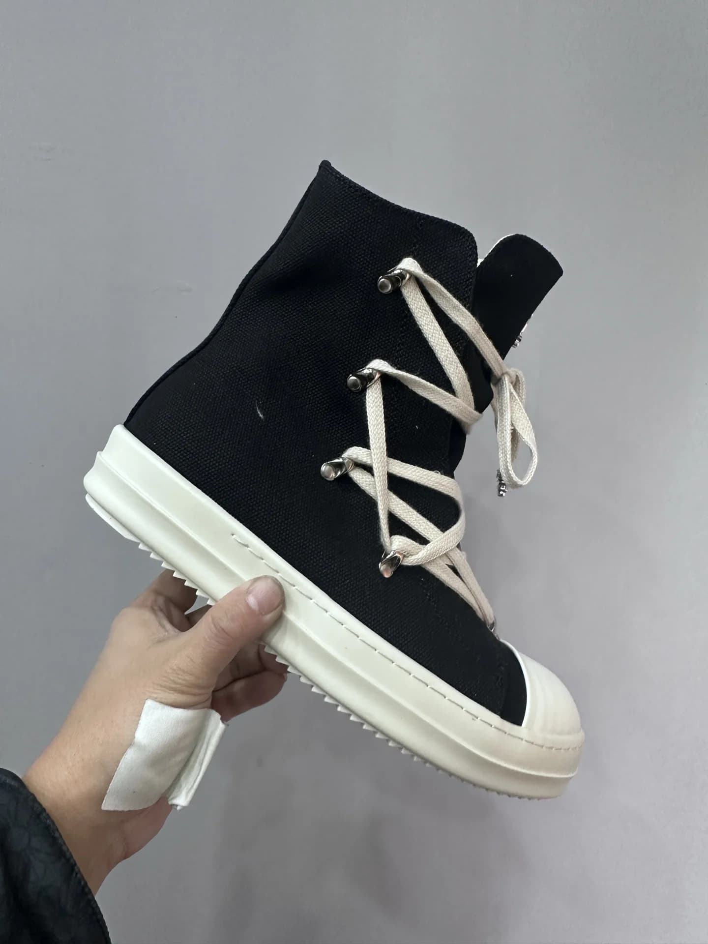 Вид сбоку на высокие кеды Chrome Hearts x Rick Owens DRKSHDW