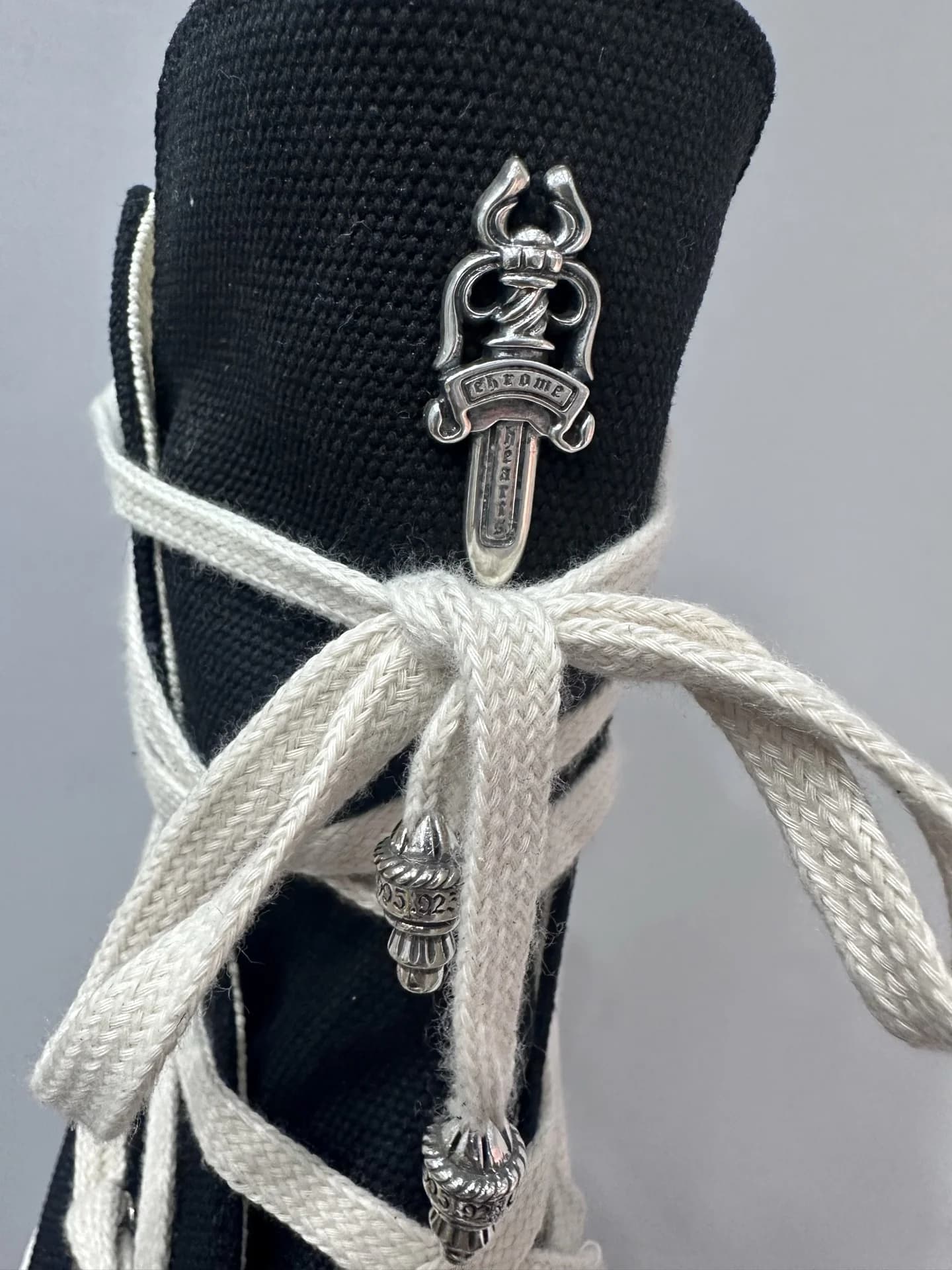 Деталь фурнитуры Chrome Hearts в виде кинжала на кедах Rick Owens DRKSHDW
