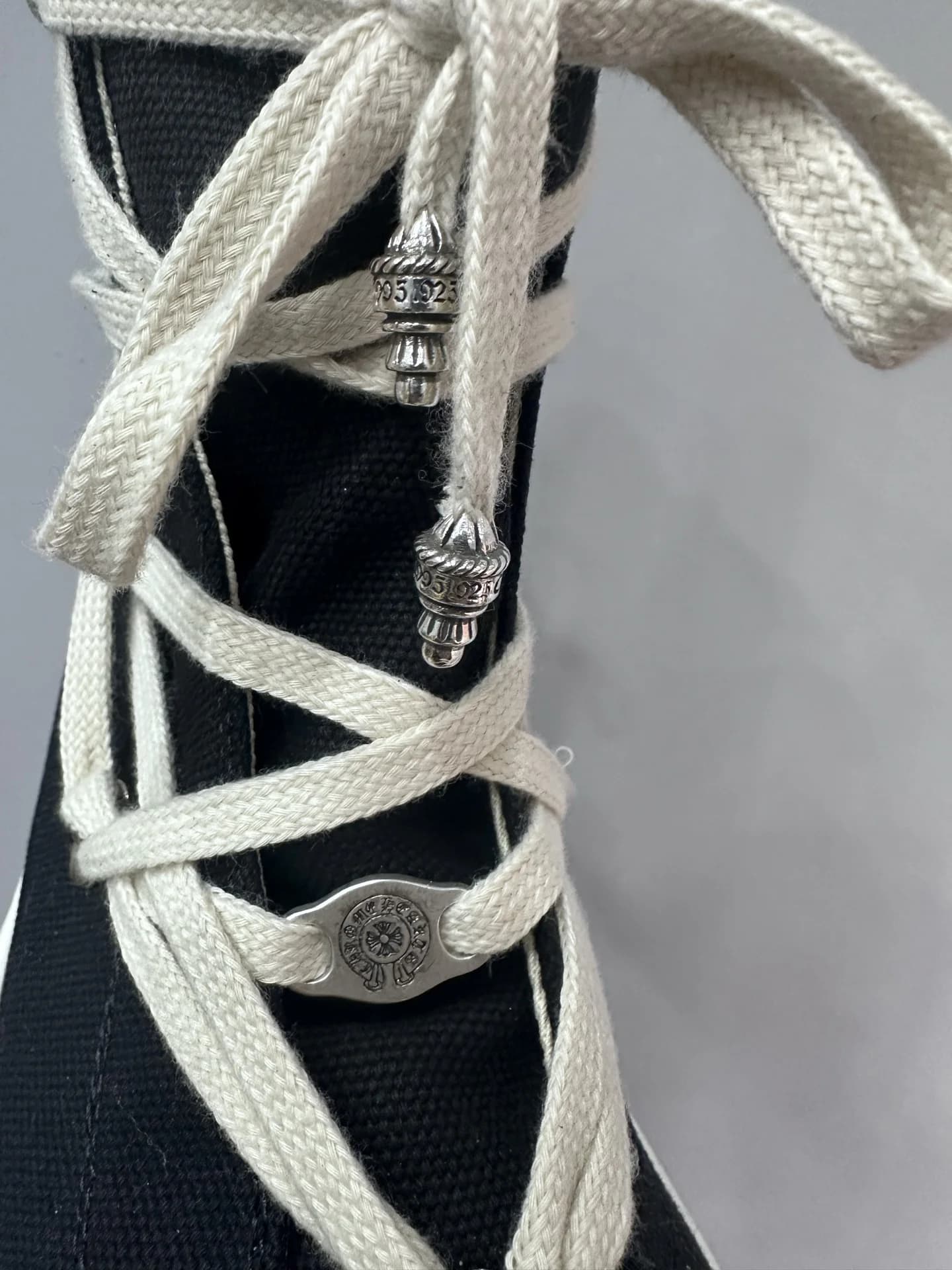 Деталь перекрестной шнуровки и серебряных элементов на кедах Chrome Hearts x Rick Owens DRKSHDW