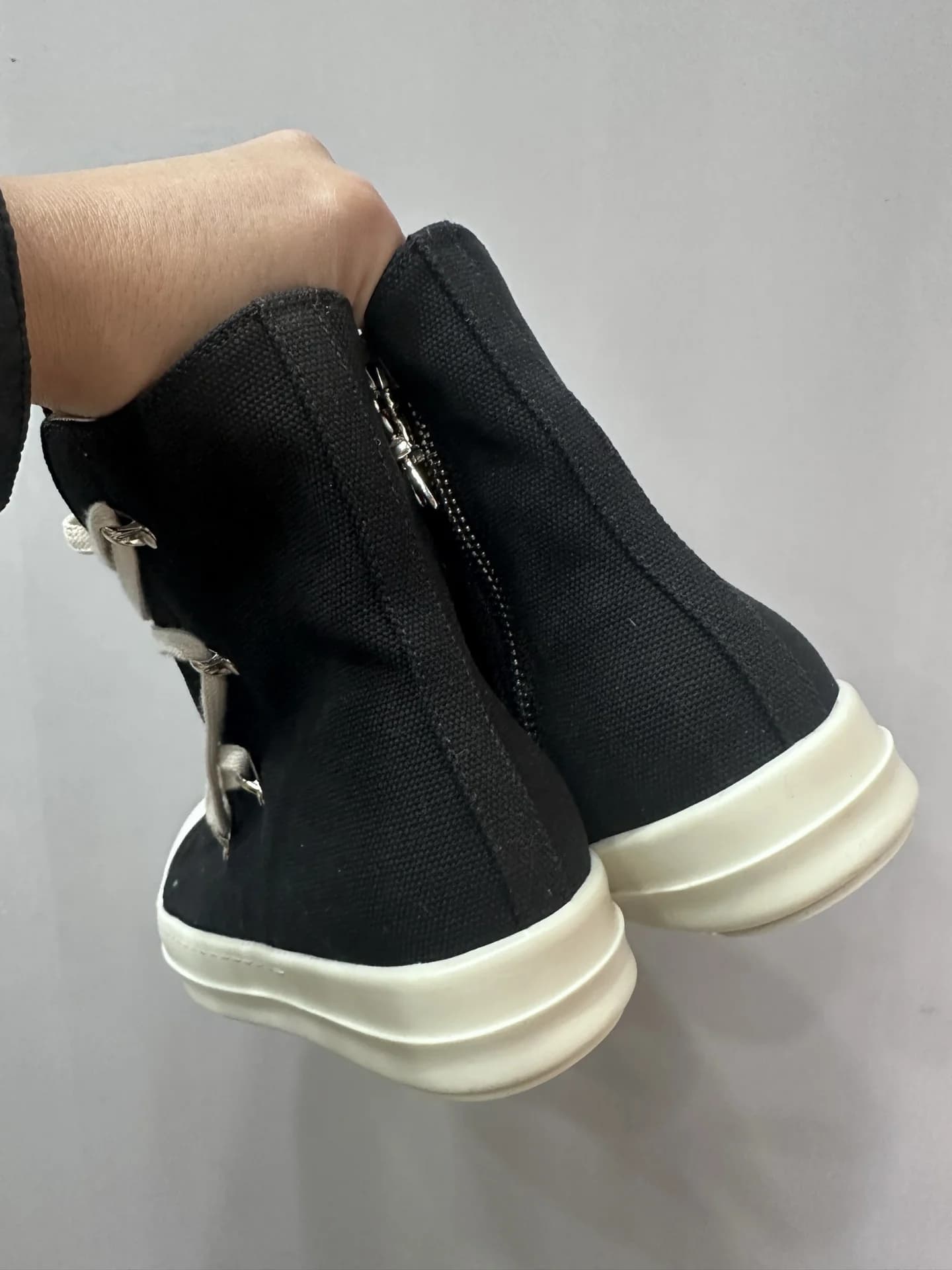 Вид сзади на высокие кеды Chrome Hearts x Rick Owens DRKSHDW