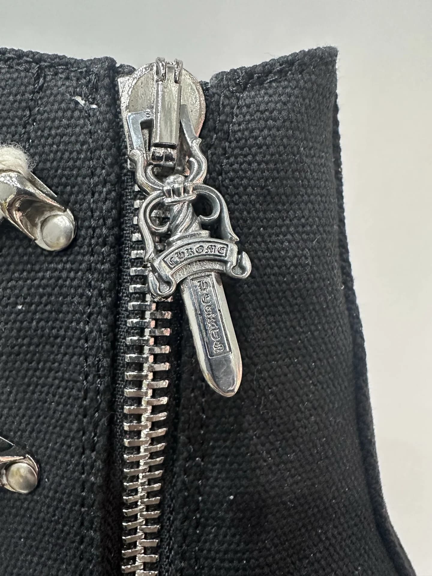 Крупный план серебряного пуллера-кинжала на молнии кед Chrome Hearts x Rick Owens DRKSHDW