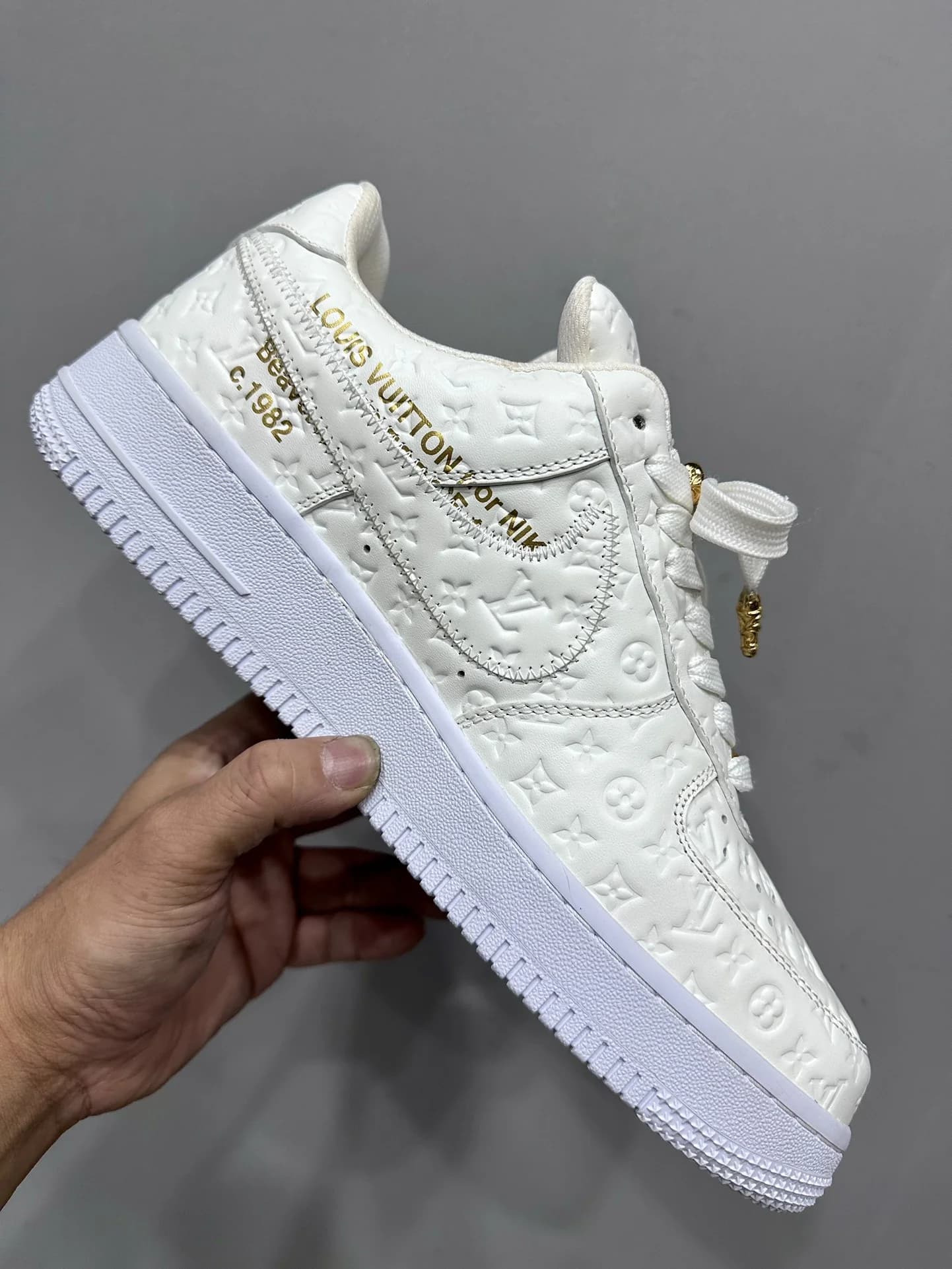 Внутренняя сторона кроссовок Chrome Hearts x Nike x Louis Vuitton Air Force 1 с золотистой надписью