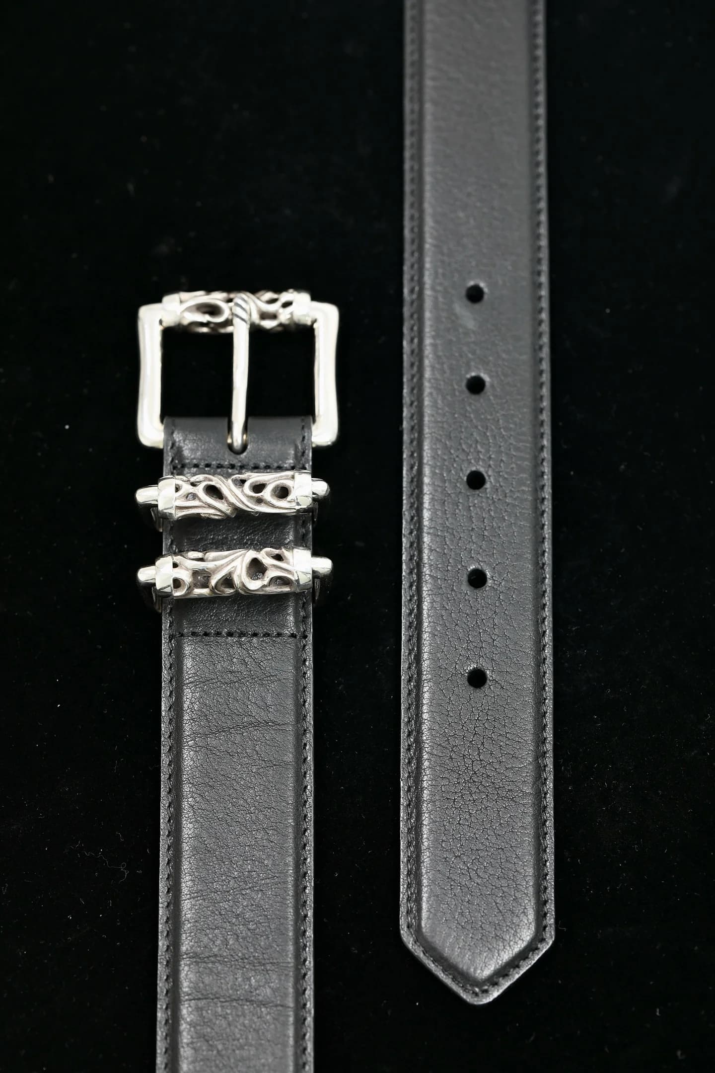 Пряжка и хвостовая часть чёрного кожаного ремня Chrome Hearts