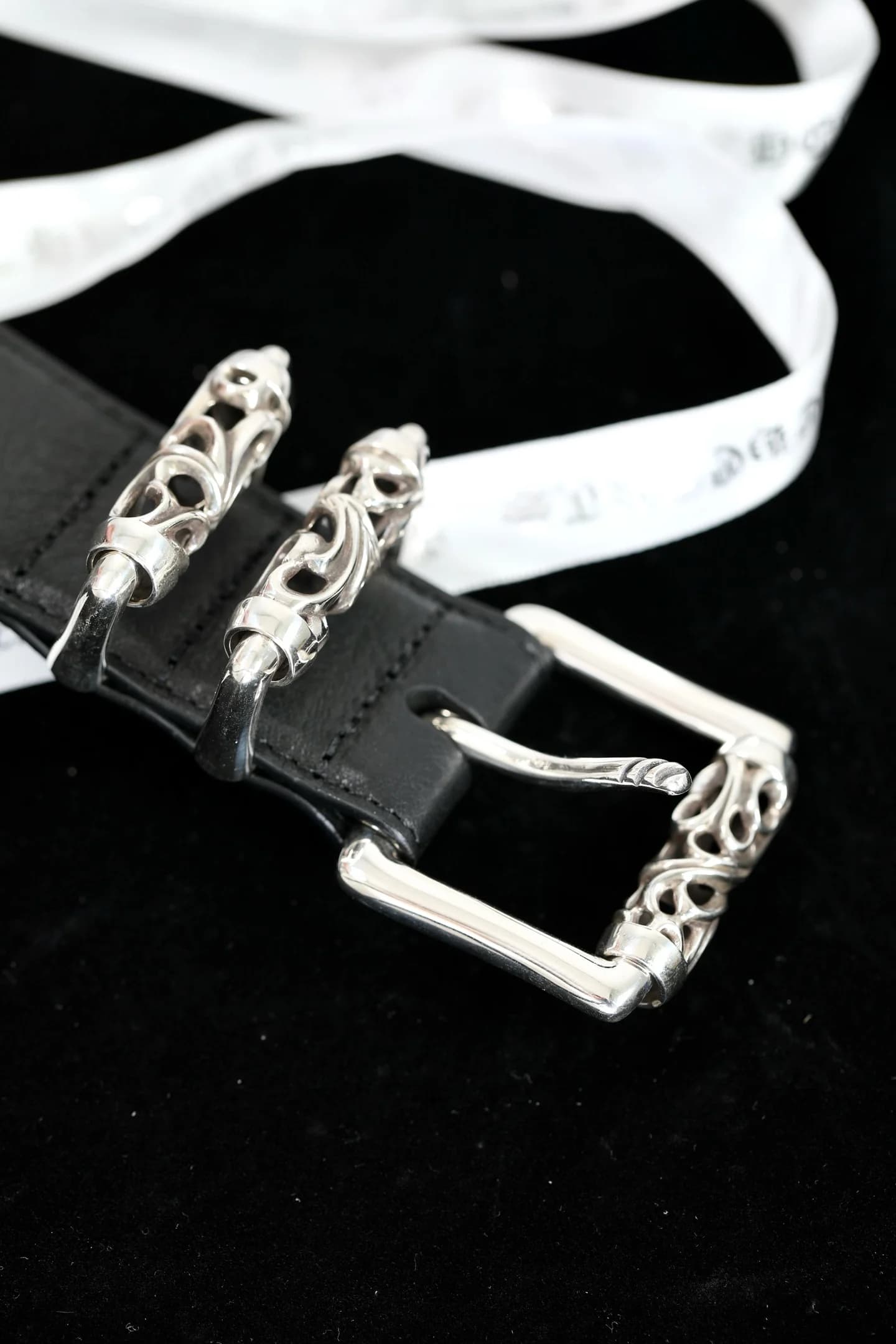 Серебряная пряжка с готическим орнаментом и шлёвками ремня Chrome Hearts