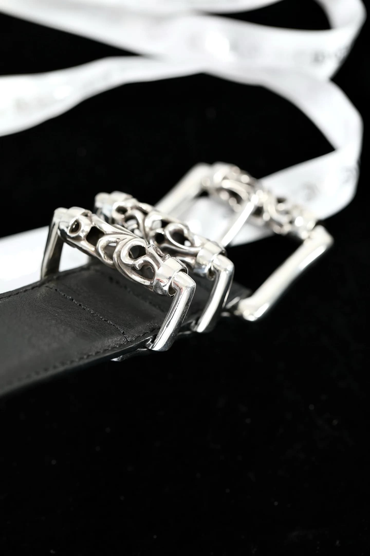 Резная пряжка из серебра 925 пробы на ремне Chrome Hearts крупным планом