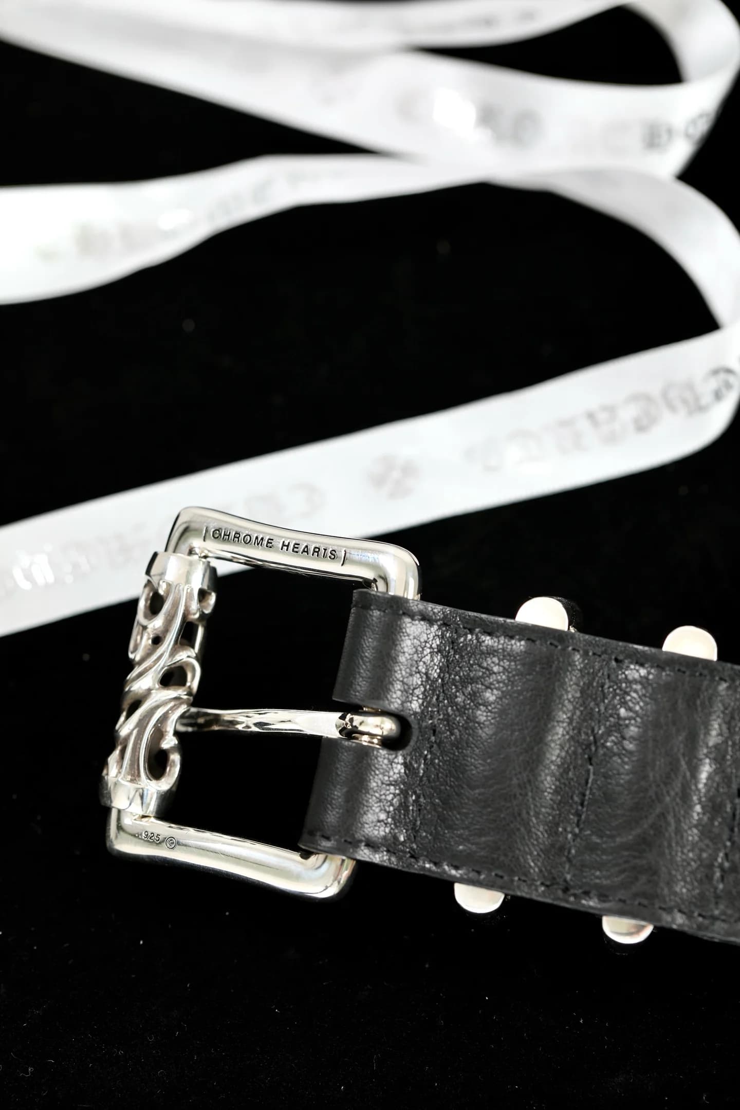 Пряжка с гравировкой Chrome Hearts на чёрном кожаном ремне