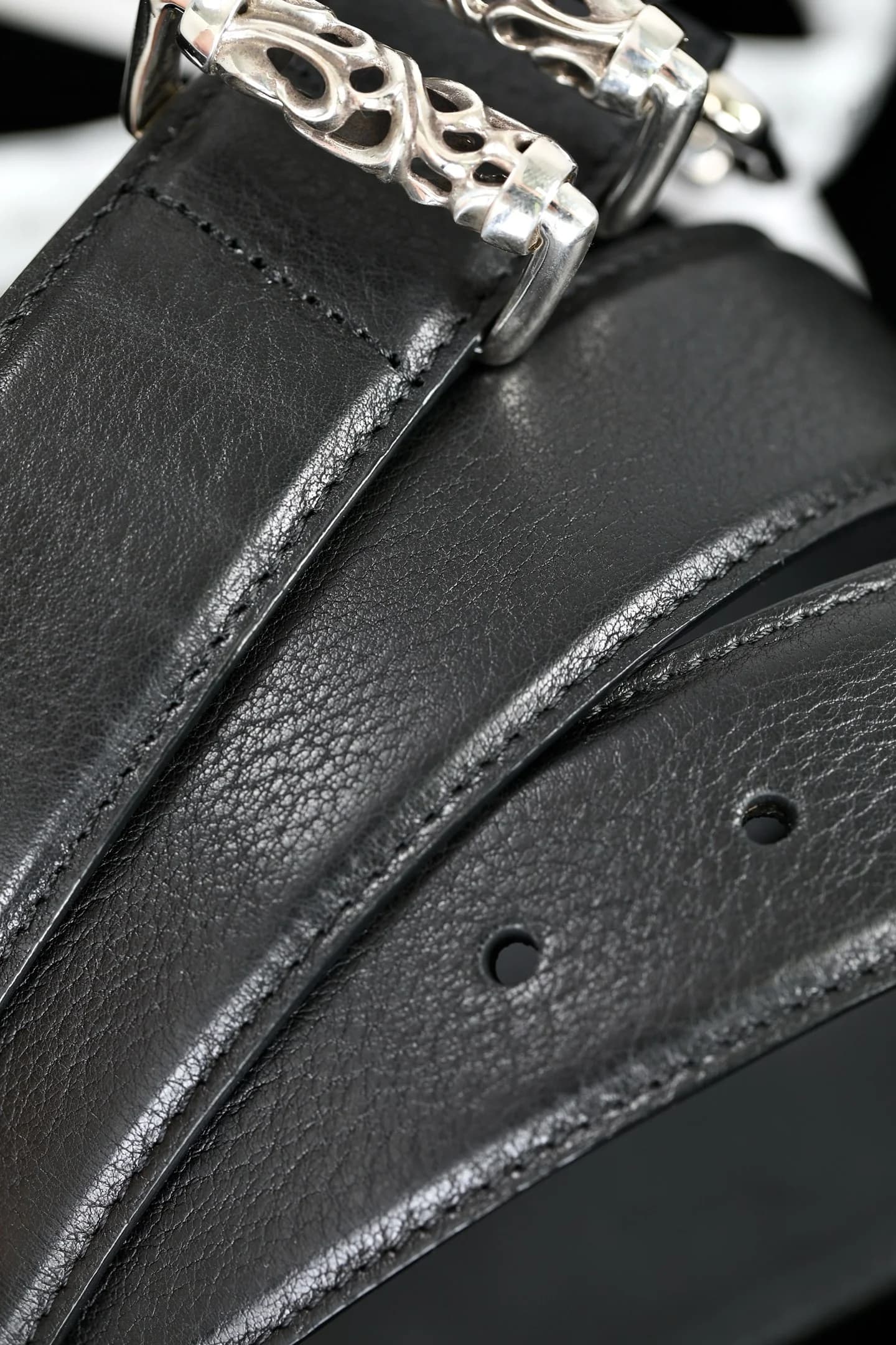 Фактура натуральной кожи полотна ремня Chrome Hearts