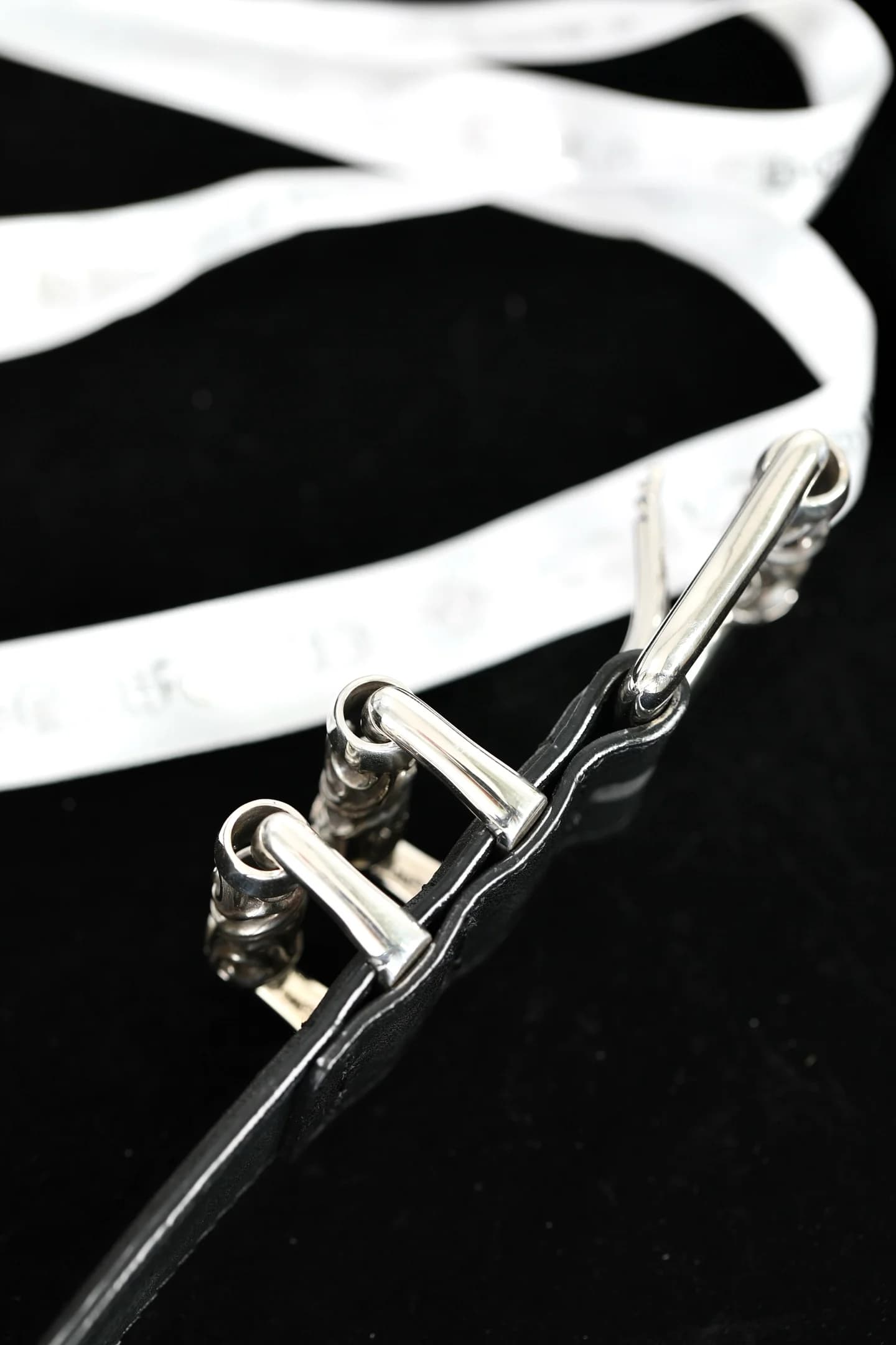 Профиль серебряной фурнитуры и крепления ремня Chrome Hearts