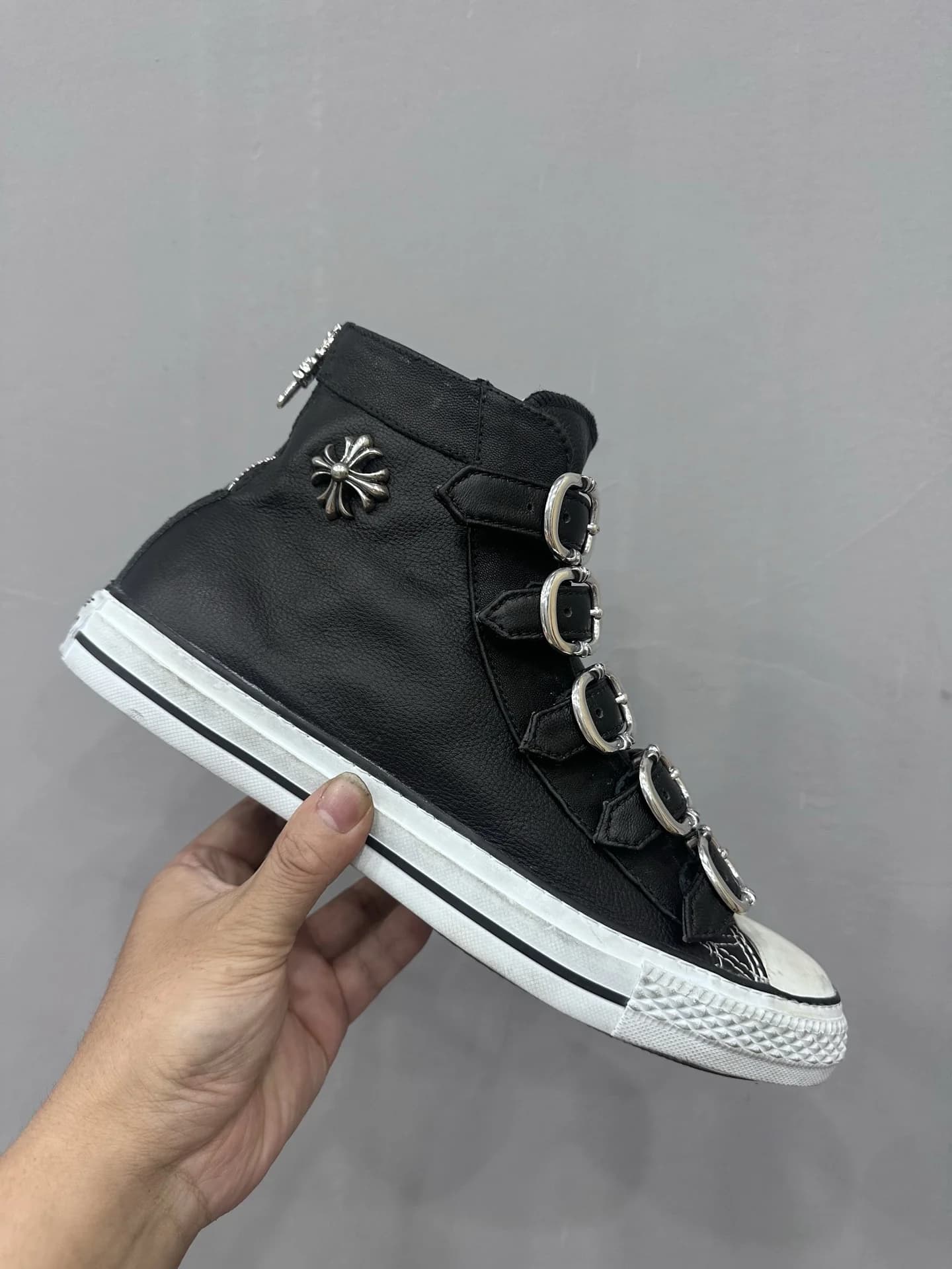 Высокие кеды Chrome Hearts x Converse Multi-Buckle Chuck Taylor, вид сбоку