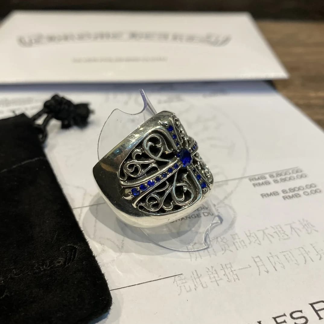 Боковой ракурс массивного кольца Chrome Hearts Oval Cross