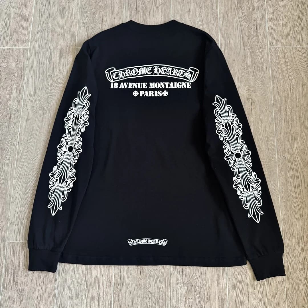 Черный лонгслив Chrome Hearts, вид сзади под углом