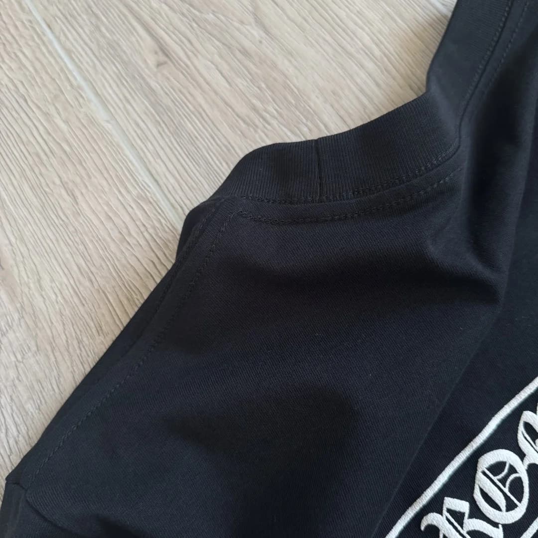 Плечевой шов лонгслива Chrome Hearts