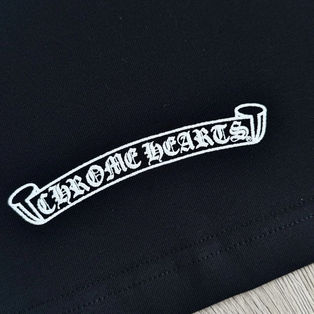 Принт в виде свитка Chrome Hearts внизу спины