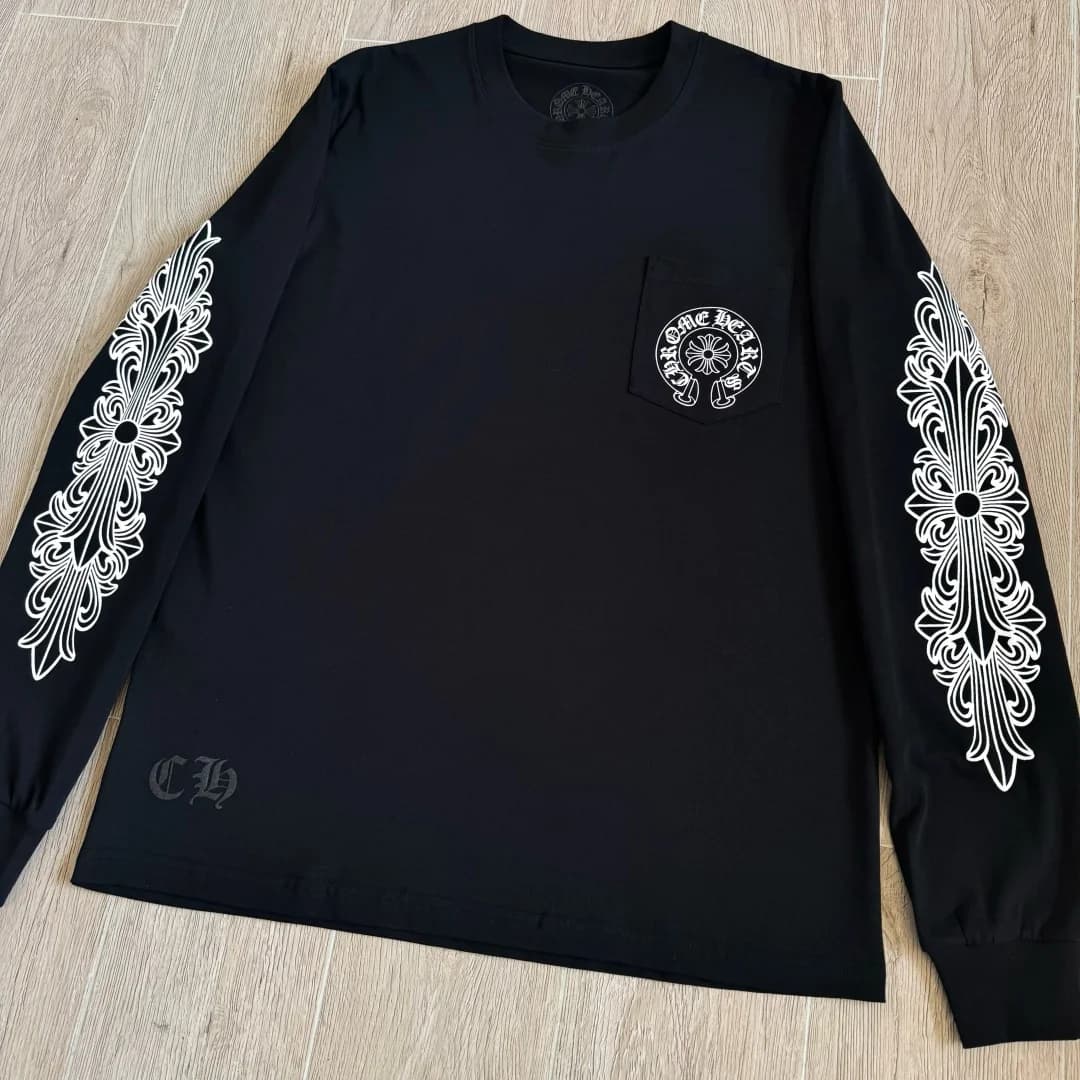 Черный лонгслив Chrome Hearts, вид спереди под углом