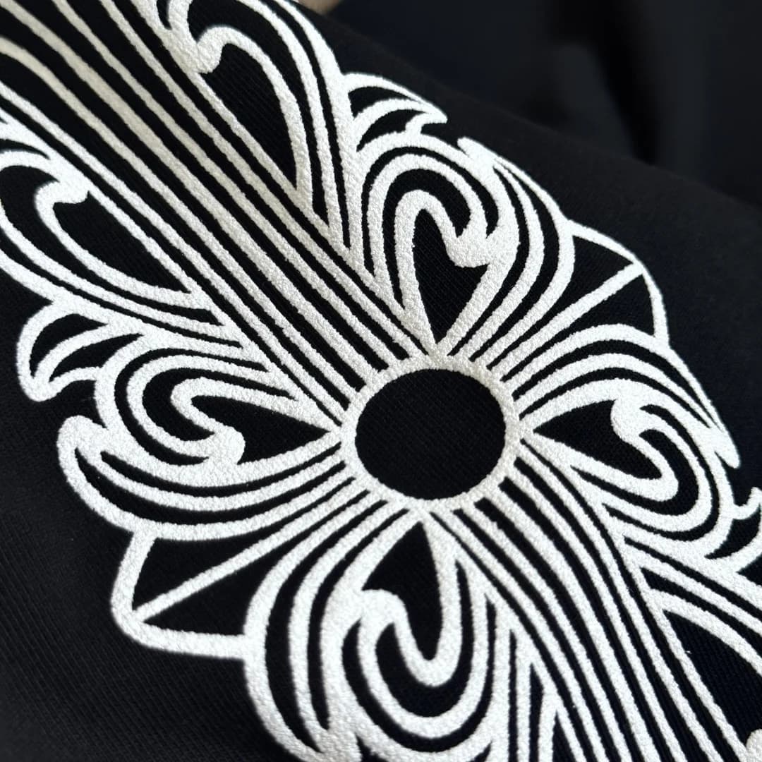 Деталь белого принта на рукаве лонгслива Chrome Hearts