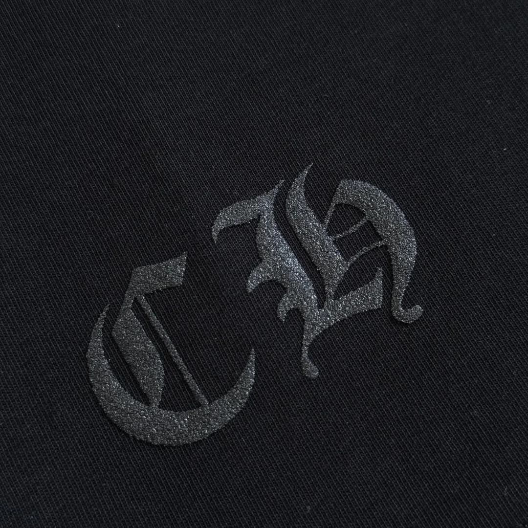 Тиснение с монограммой CH внизу лонгслива Chrome Hearts