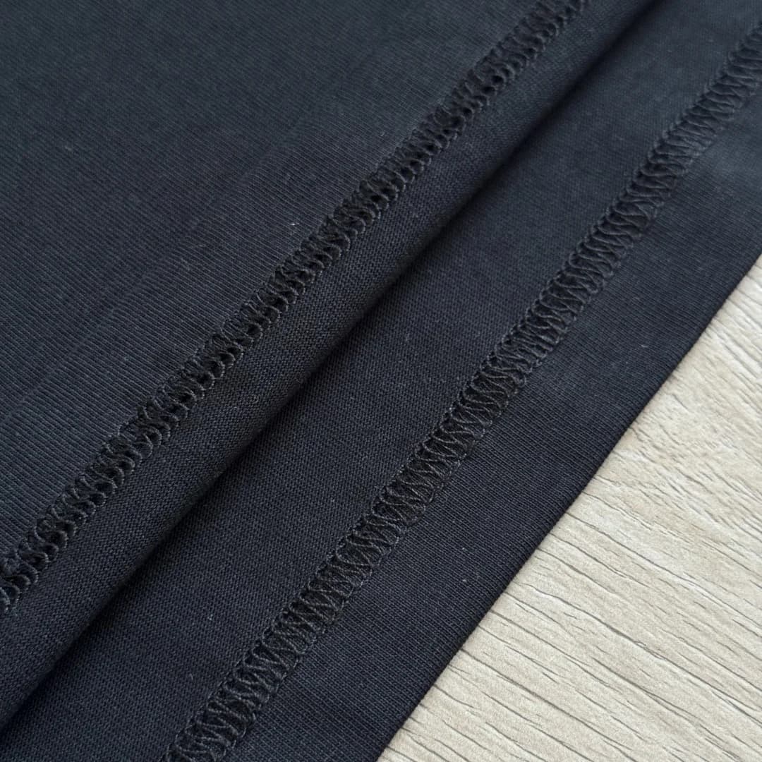 Крупный план швов и текстуры ткани лонгслива Chrome Hearts