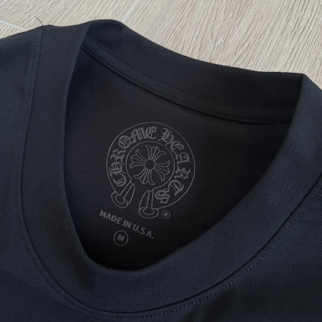 Внутренняя сторона горловины лонгслива Chrome Hearts с принтом бренда
