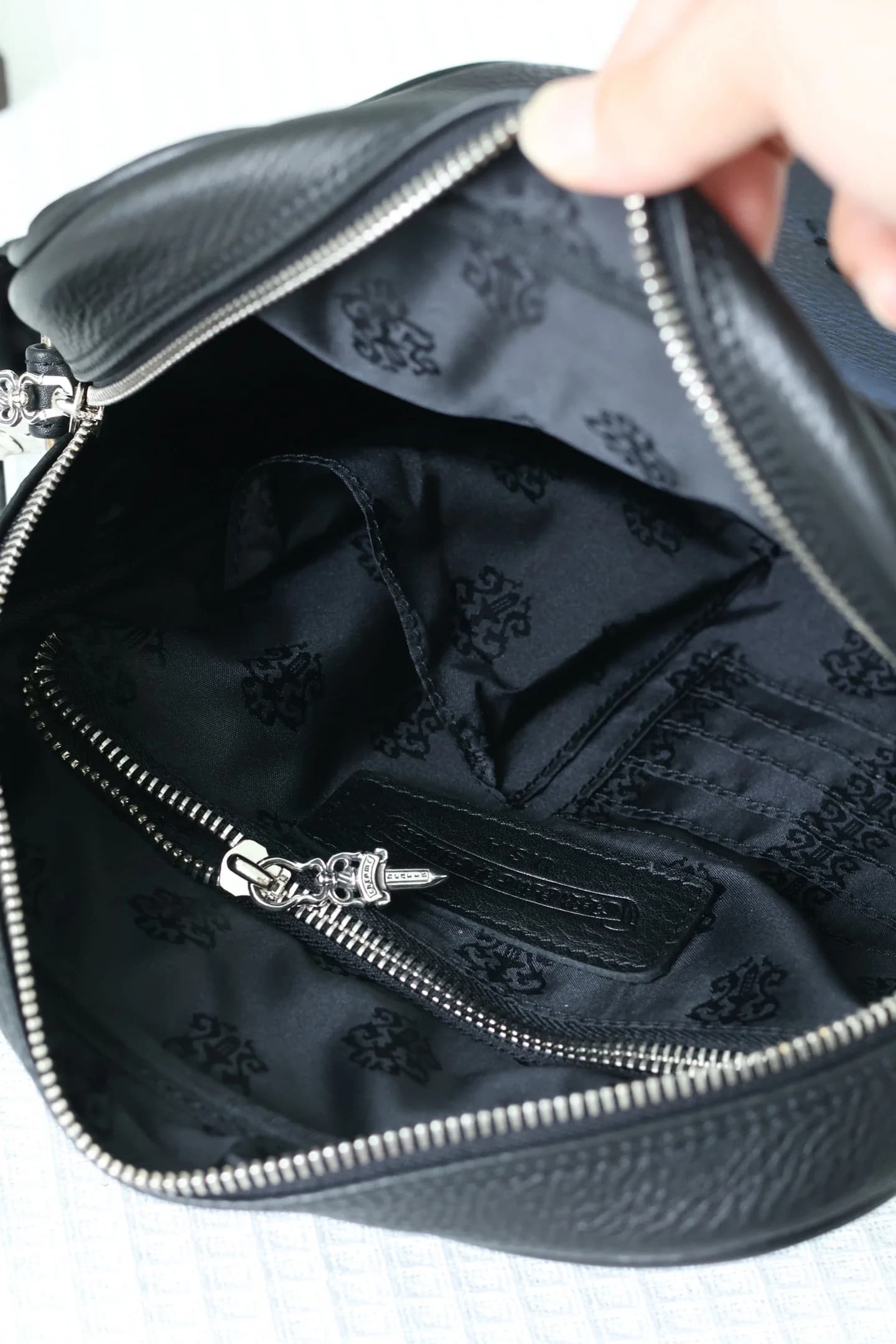 Внутреннее отделение сумки Chrome Hearts с жаккардовой подкладкой Dagger и карманом