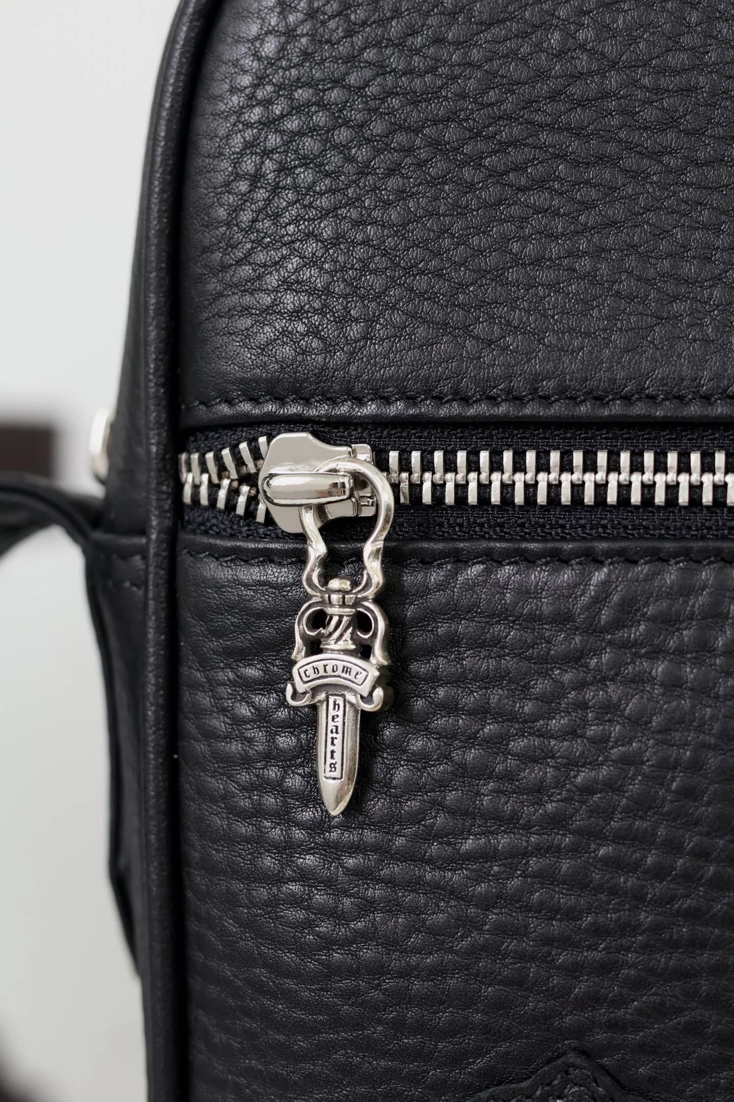Серебряный бегунок молнии Dagger из серебра 925 пробы на внешнем кармане