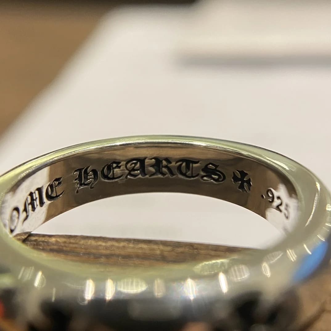 Макросъемка внутренней гравировки Chrome Hearts и пробы .925 на кольце