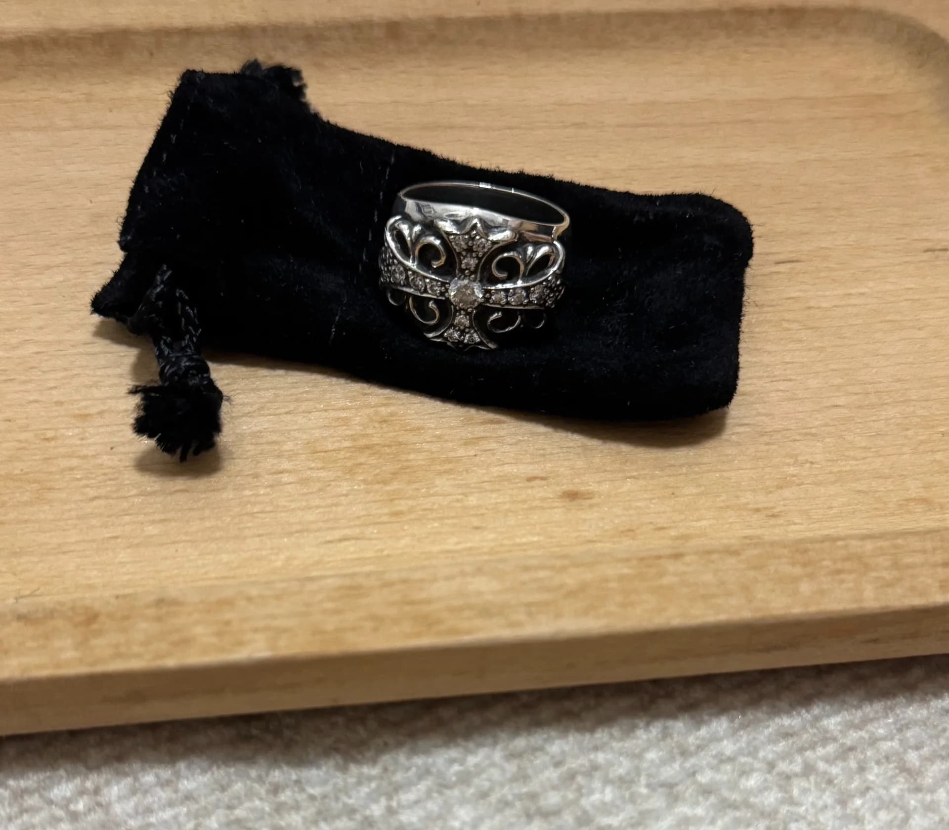 Кольцо Chrome Hearts Keeper из серебра с бриллиантами на черном фирменном чехле