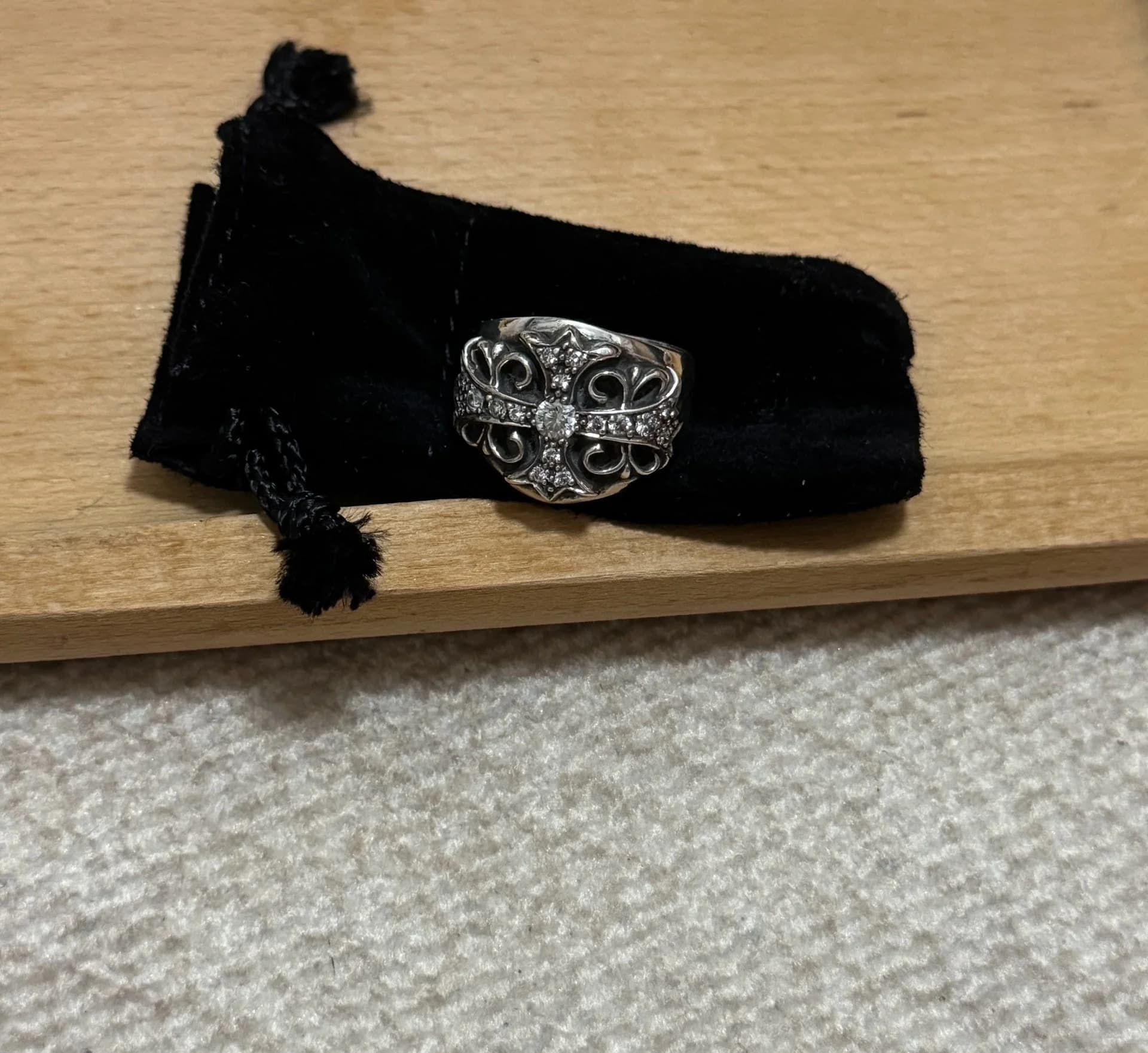 Фронтальный вид кольца Chrome Hearts Keeper с узором креста и бриллиантовым паве