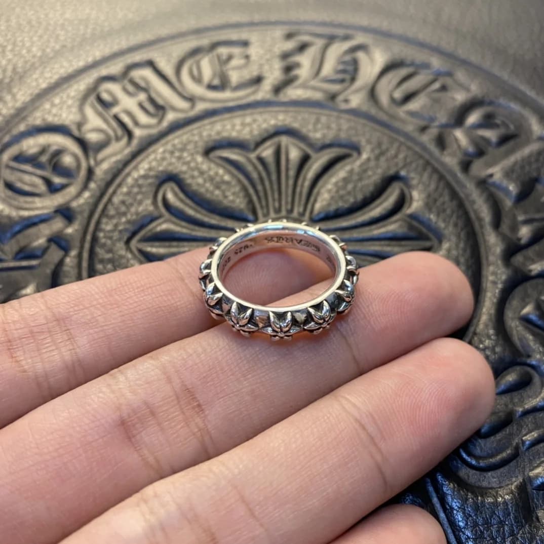 Серебряное кольцо Chrome Hearts Star Band в руке