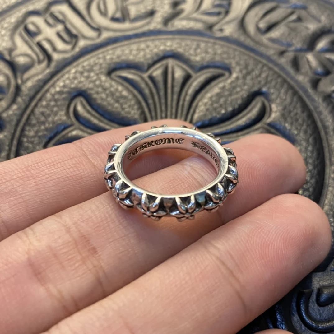 Кольцо Chrome Hearts Star Band с рельефным узором крупным планом