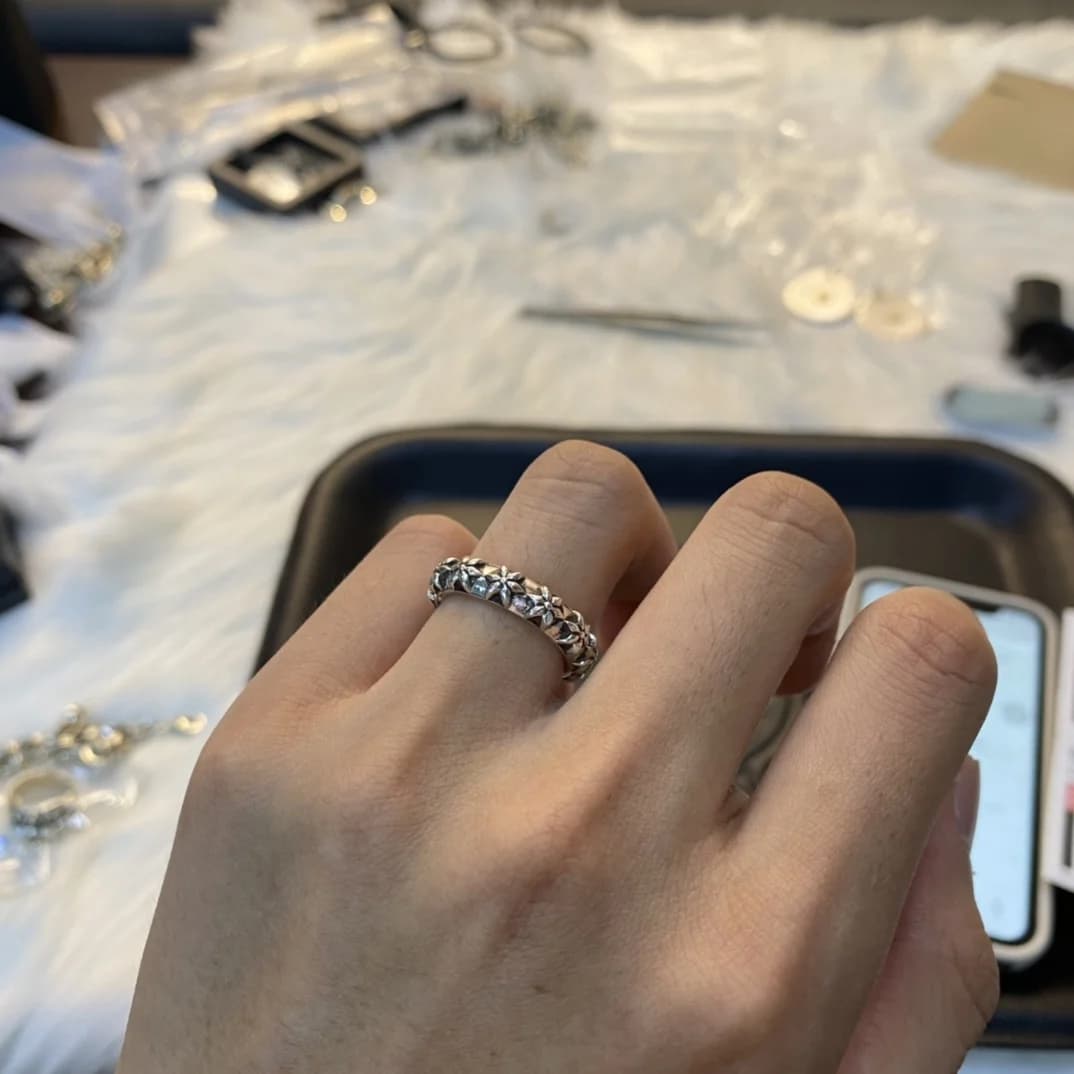 Примерка кольца Chrome Hearts Star Band на руке