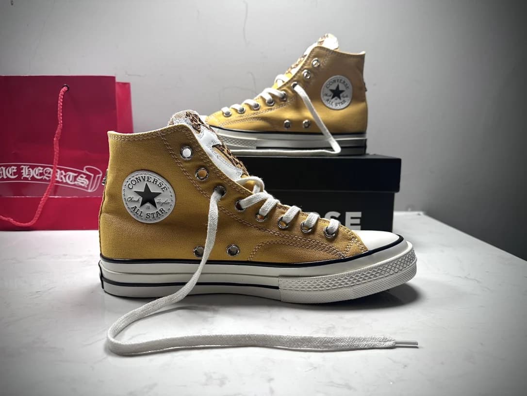 Высокие кеды Chrome Hearts x Converse 1970s горчично-желтого цвета, вид сбоку с логотипом Converse