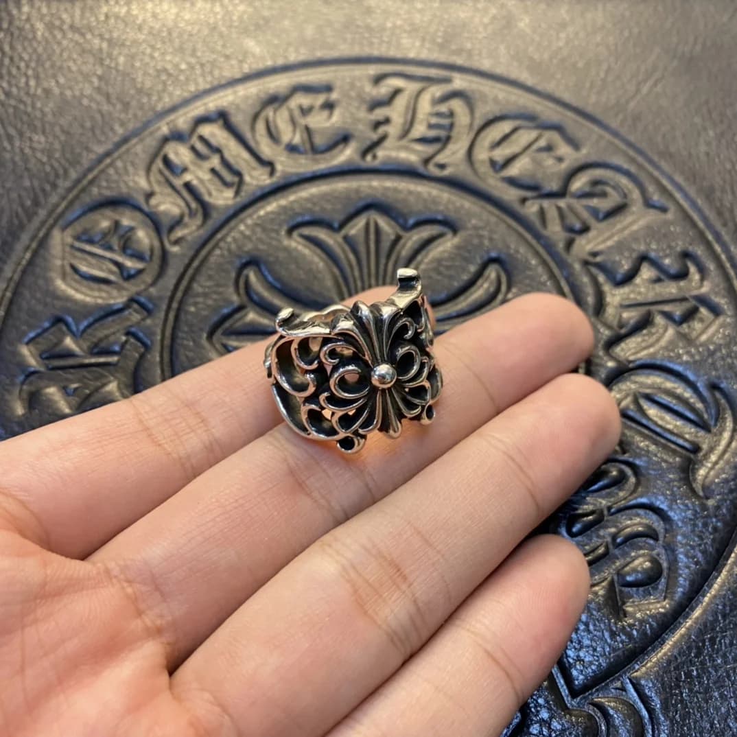 Серебряное кольцо Chrome Hearts Spider & Butterfly в руке под углом