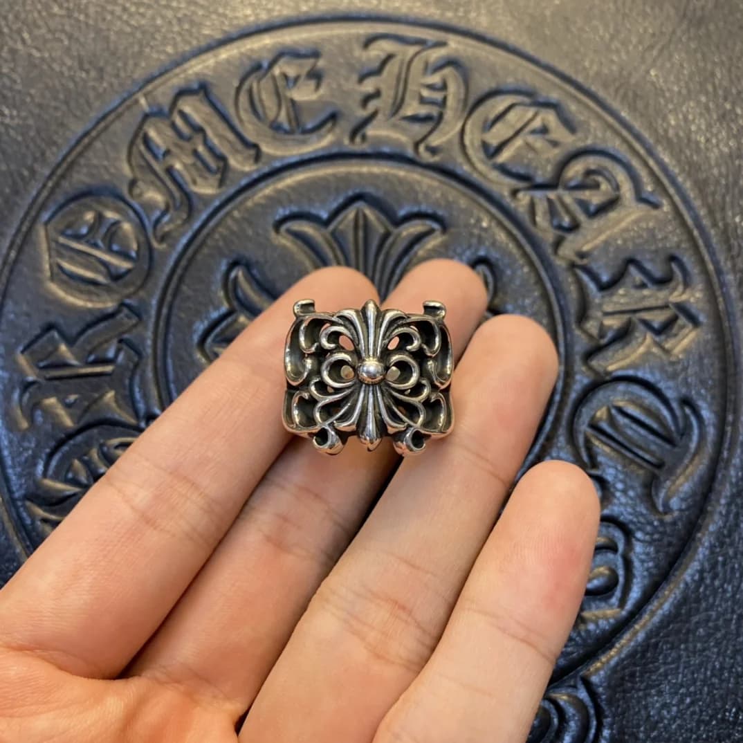 Фронтальный вид серебряного кольца Chrome Hearts с готическим орнаментом