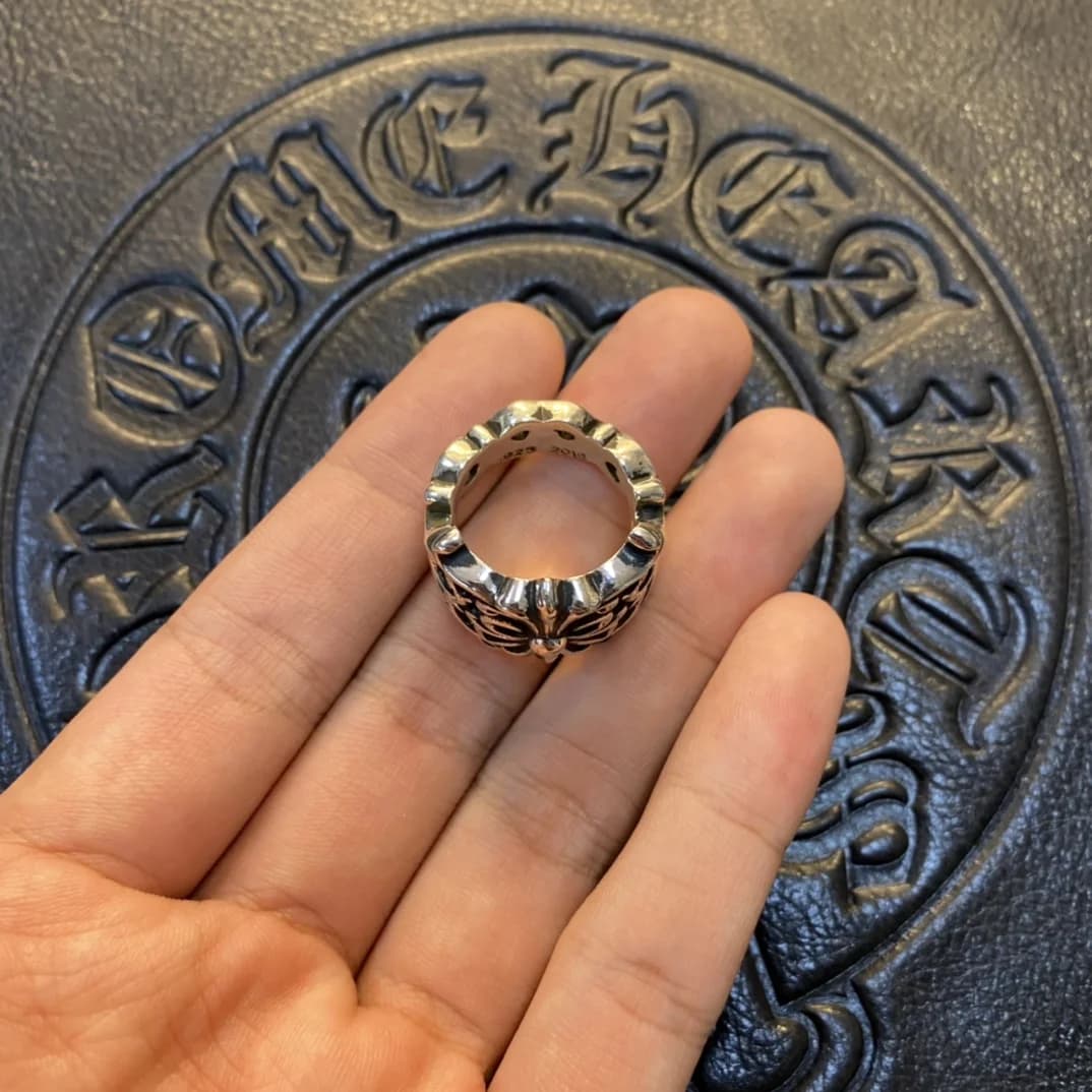 Вид кольца Chrome Hearts сверху на ладони