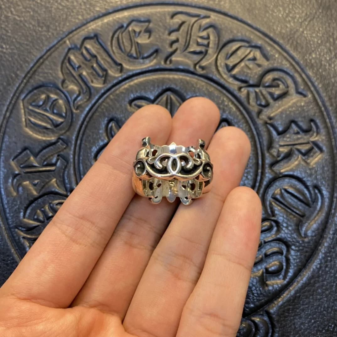 Вид сбоку на рельефный узор кольца Chrome Hearts