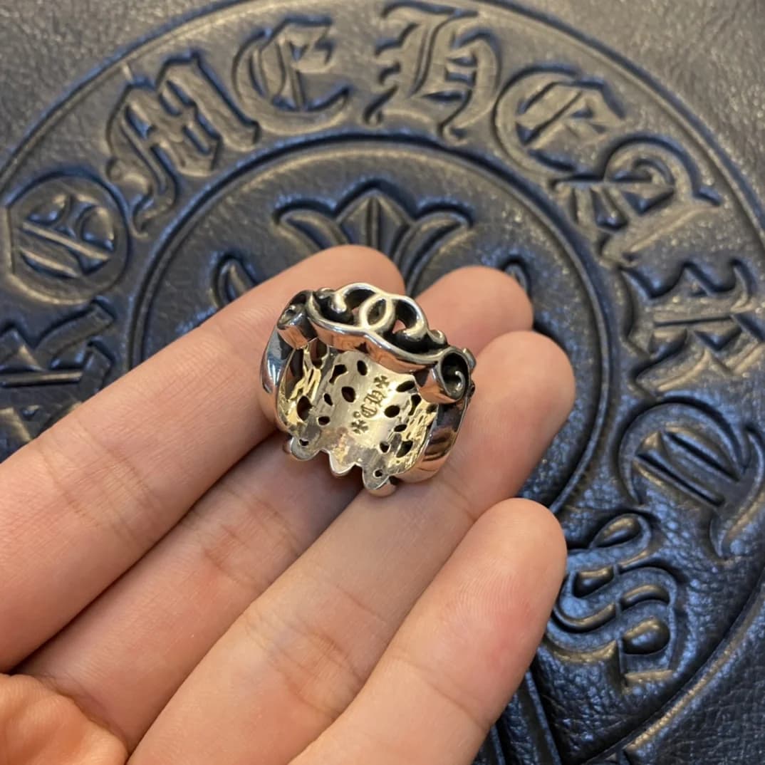 Фирменная гравировка Chrome Hearts на внутренней поверхности кольца
