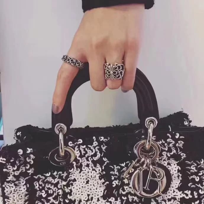 Кольцо Chrome Hearts в стилизованном образе на руке