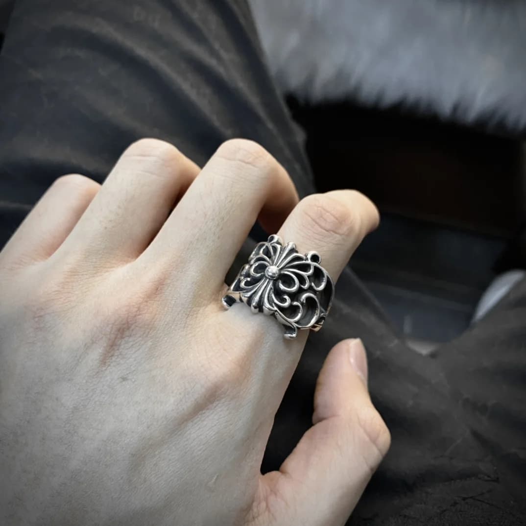 Серебряное кольцо Chrome Hearts на руке, вид сверху