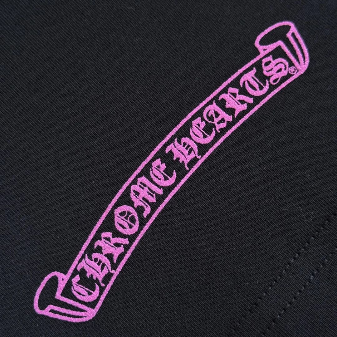 Розовый принт в виде свитка Chrome Hearts на спине