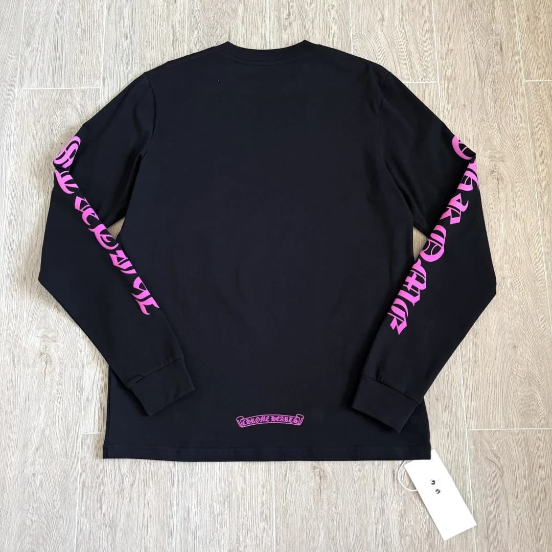 Черный лонгслив Chrome Hearts с розовым принтом на спине, вид сзади