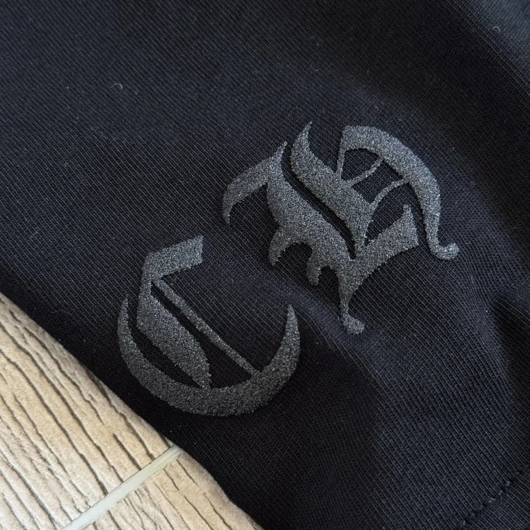 Вышитый логотип Chrome Hearts в тон на нижней части лонгслива