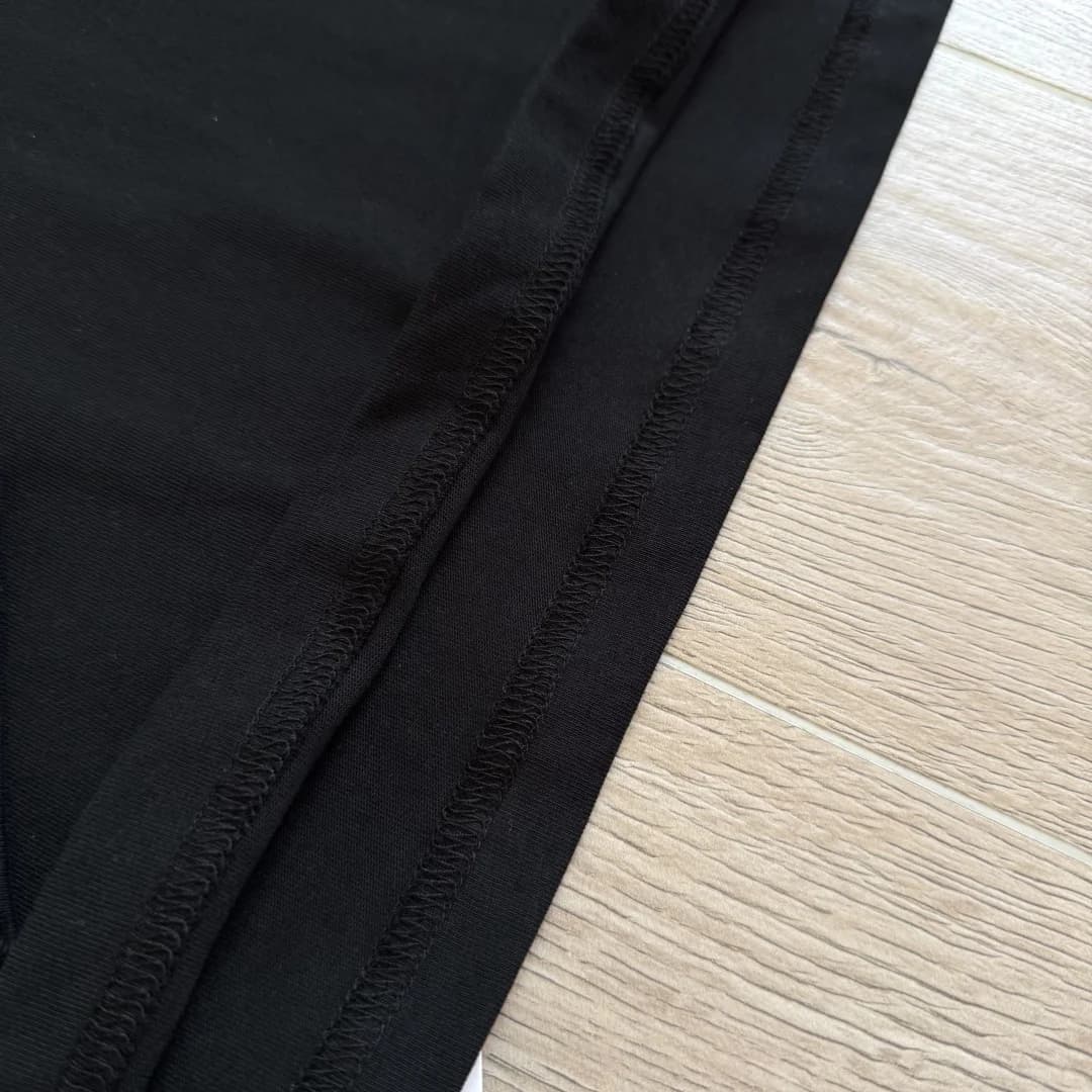 Шов на нижнем крае лонгслива Chrome Hearts