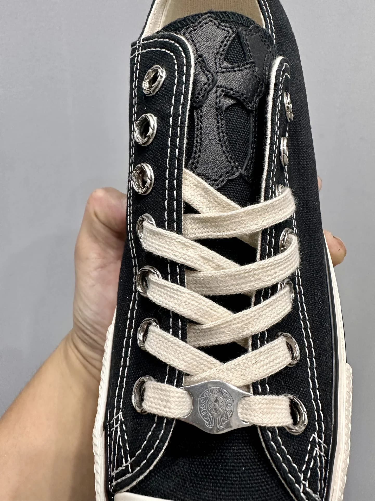 Детали шнуровки кед Chrome Hearts x Converse с серебряным дюбре и кожаным крестом