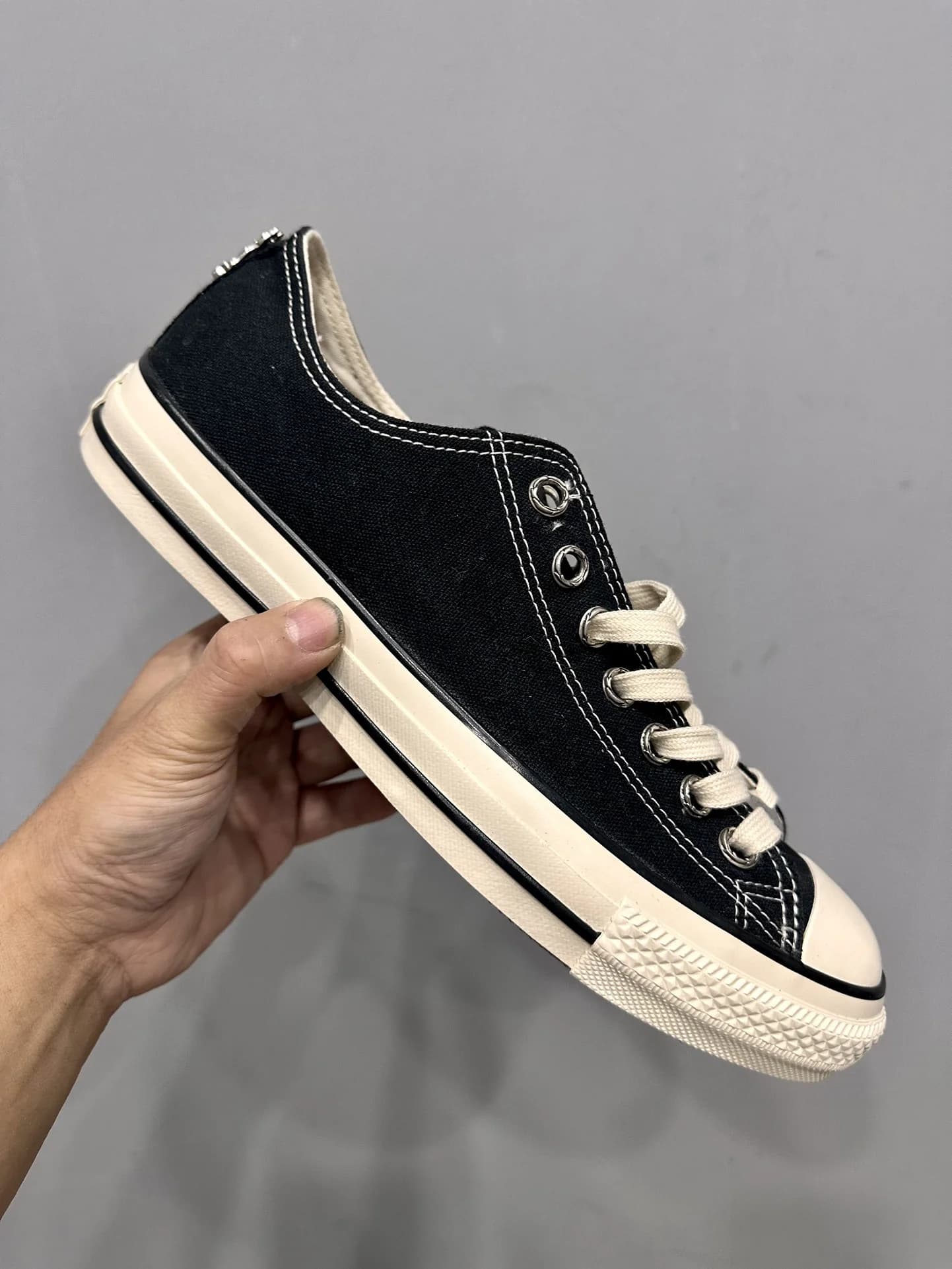 Кеды Chrome Hearts x Converse Chuck 70 Low на белой резиновой подошве, вид сбоку