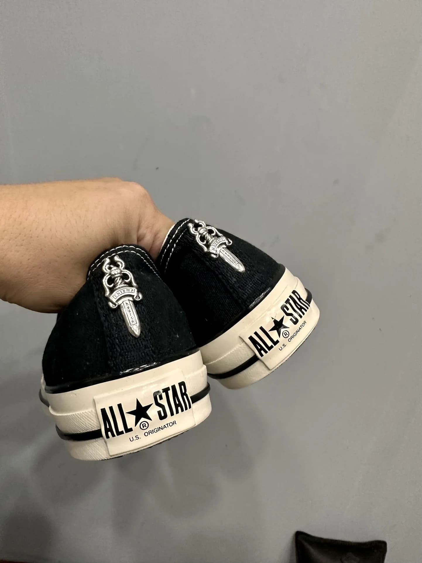 Задники кед Chrome Hearts x Converse Chuck 70 Low с серебряным кинжалом и логотипом All Star