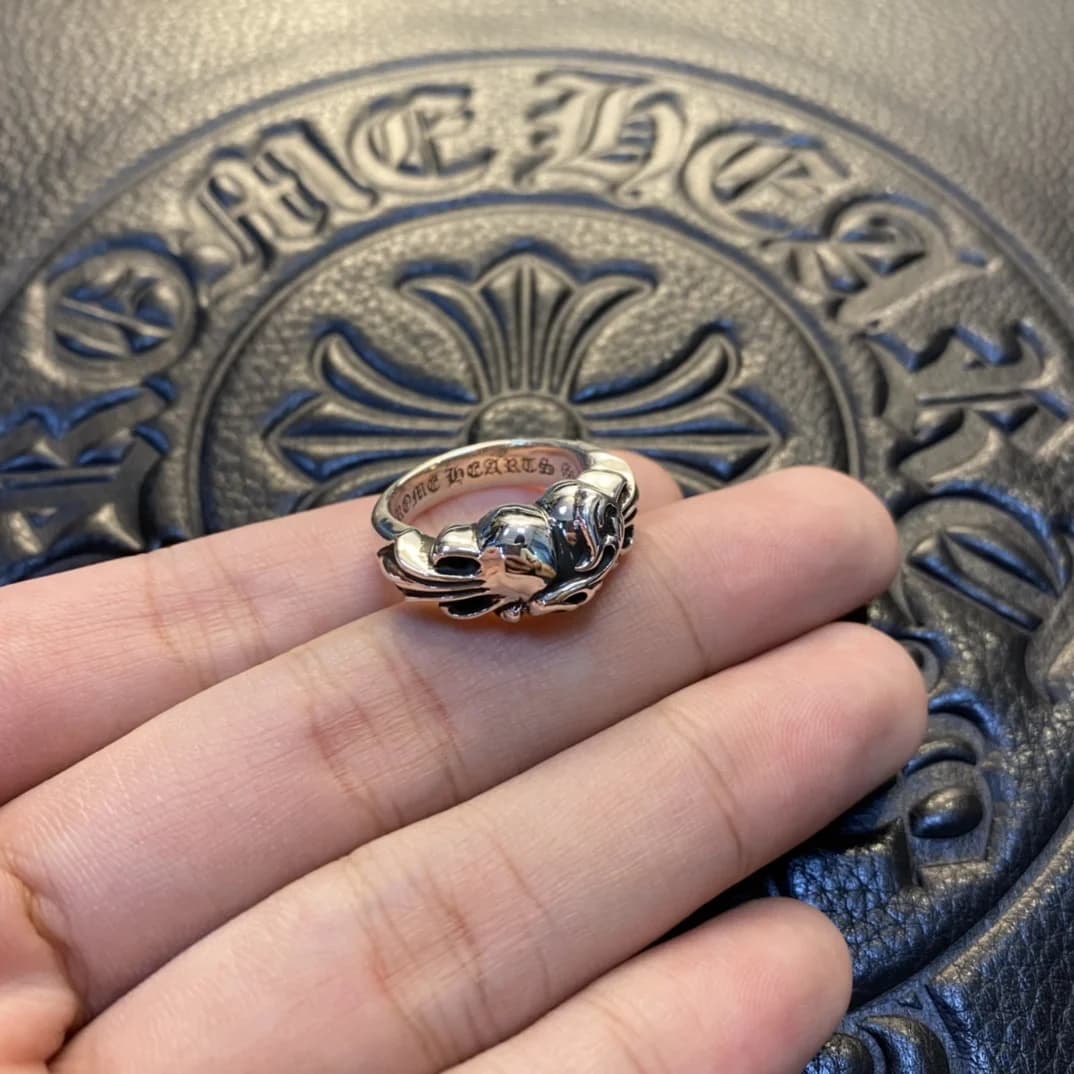 Серебряное кольцо Chrome Hearts Floral Heart под углом, вид спереди