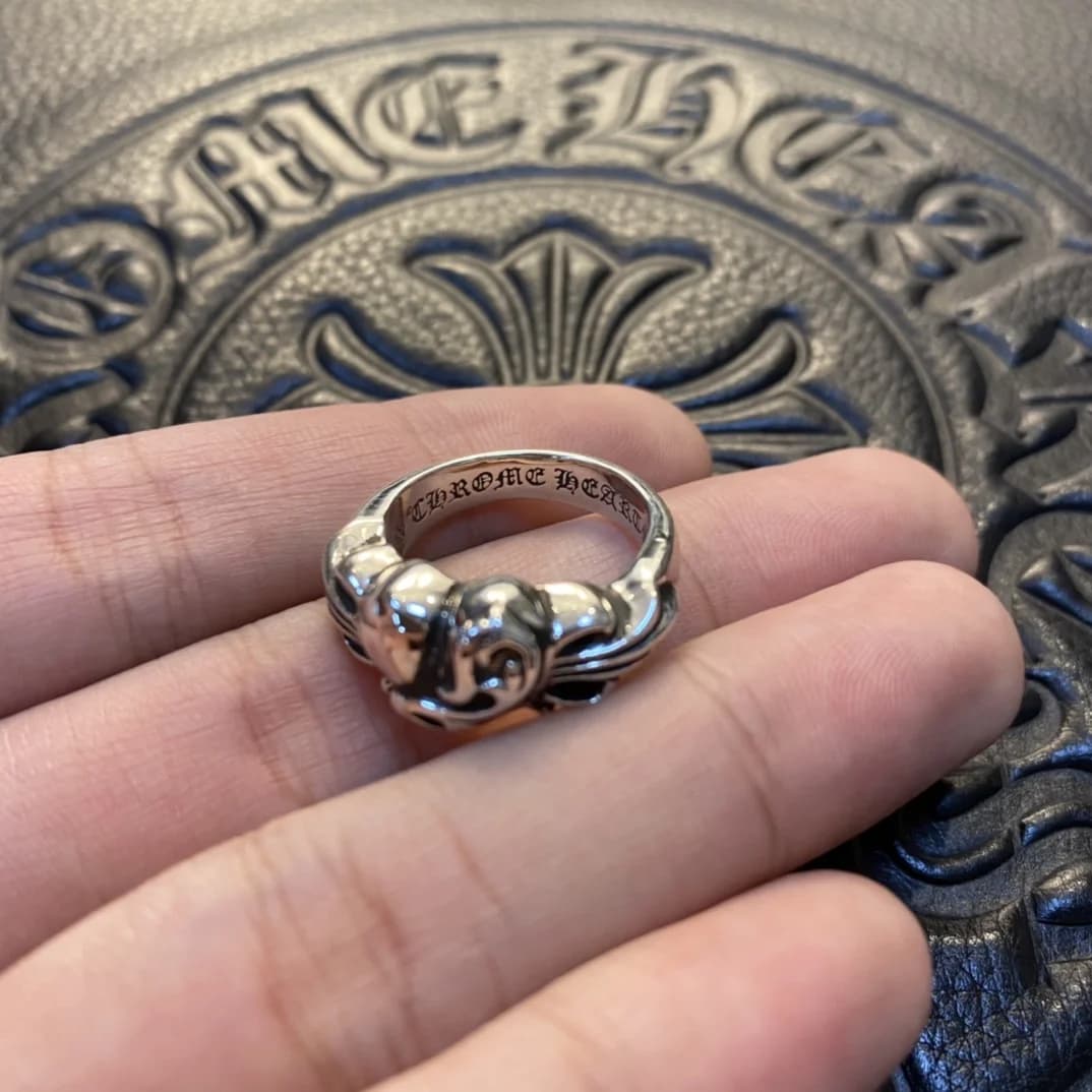 Гравировка Chrome Hearts на внутренней стороне серебряного кольца Floral Heart