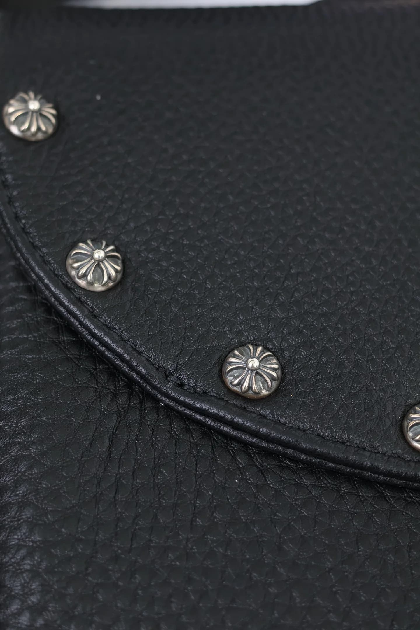 Деталь задней панели с серебряными заклепками-крестами Chrome Hearts