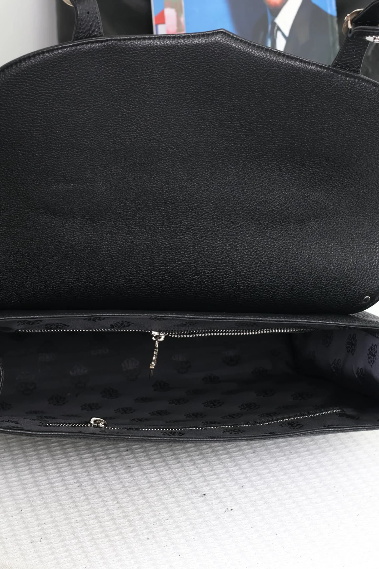 Внутреннее отделение сумки-портфеля Chrome Hearts с фирменной жаккардовой подкладкой