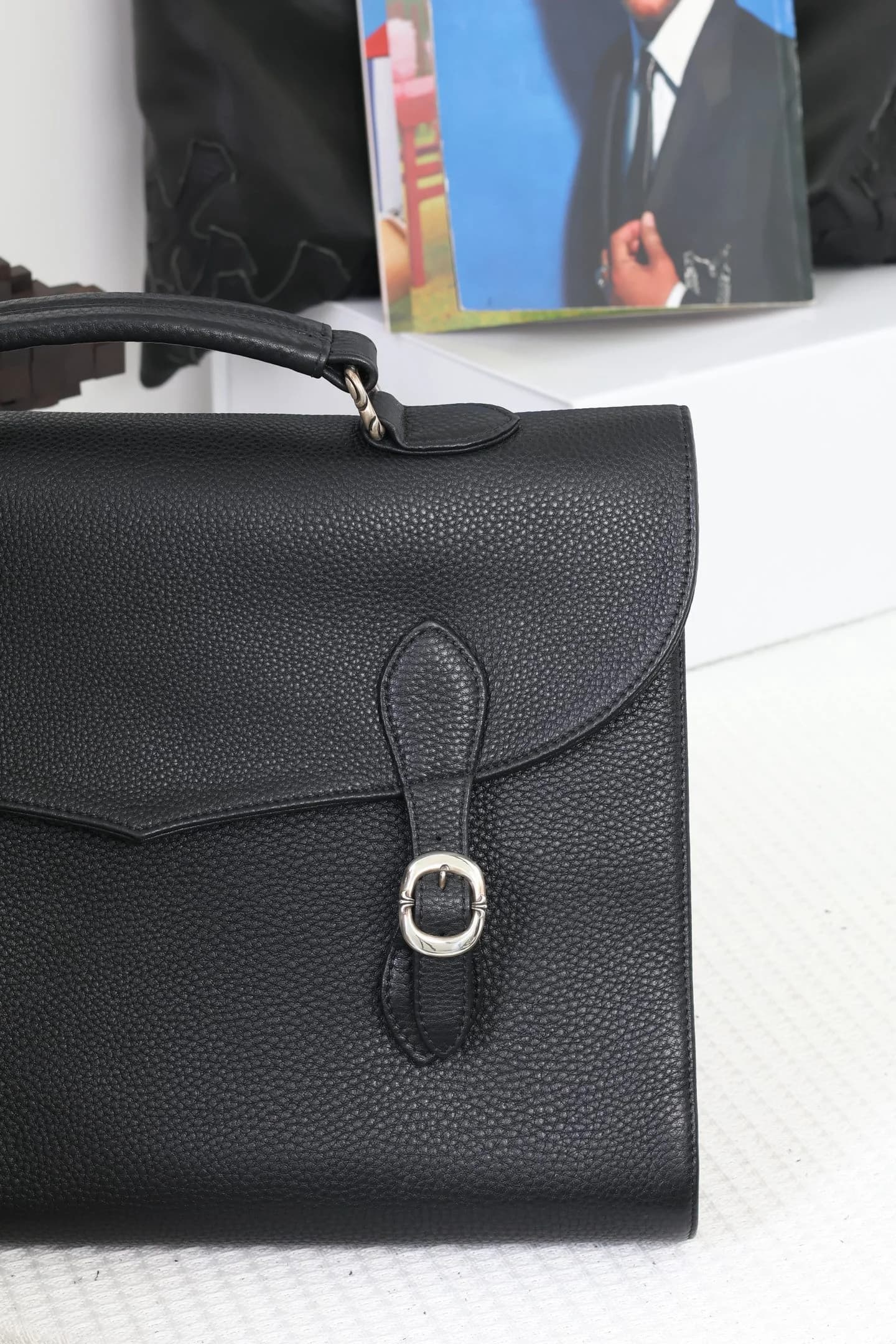 Клапан и ремешок с серебряной пряжкой сумки Chrome Hearts